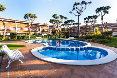 500 Quadratmeter großes Luxushaus direkt am Meer in Gava Mar
