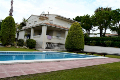 Prächtige Villa mit wunderschönem Garten in Calafell