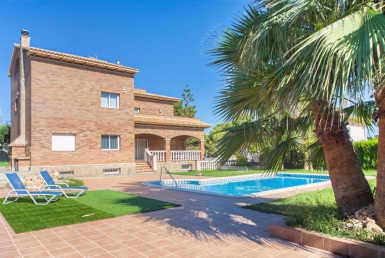Villa 400 m2 mit Pool auf einem Grundstück von 1000 m2 in Coma Ruga