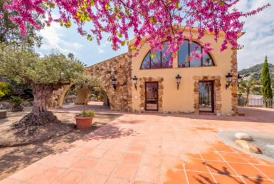 Villa mit Grundstück 1.100 m2 am Strand in Blanes