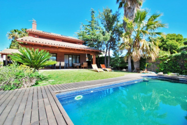 Villa zur Sommermiete mit privatem Pool in der Küstenstadt Calafell an der Costa Dorada