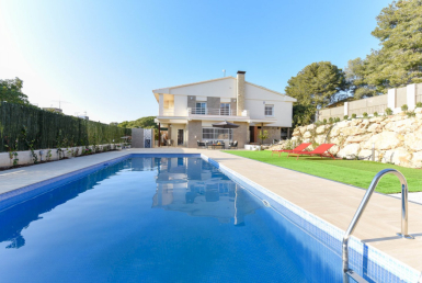 Schöne neu renovierte Villa zur Sommermiete in Calafell, Costa Dorada