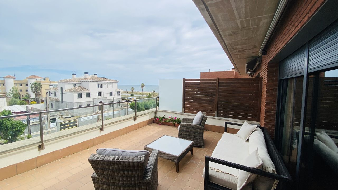 Reihenhaus von 300 m2 direkt am Meer in Castelldefels, Costa Garraf