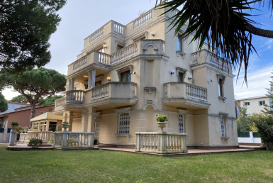 Einfamilienhaus nur wenige Schritte vom Meer entfernt in der Gegend von La Pineda, Castelldefels