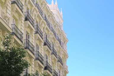 Büro- und Wohngebäude in der Gegend von Castellana in Madrid